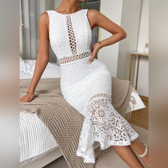 Elegant White Lace Dress - Picture 2 of 3